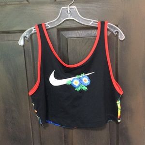Women’s NEW NWT Nike black floral cropped workout tank top, small